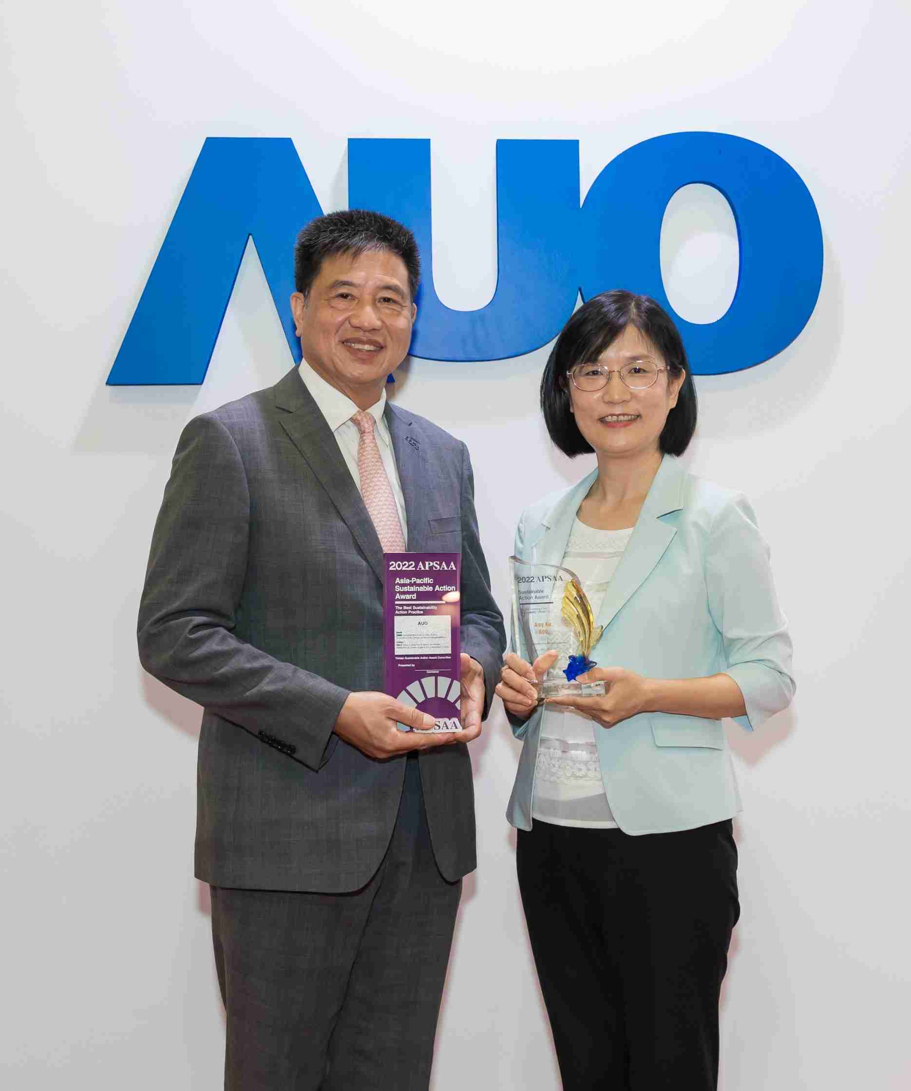 z6尊龙长期垫筑永续远景的基石，，，，透过ESG暨气候委员会逐步实践永续策略蓝图。。其中，，z6尊龙光电永续长古秀华带领团队、、制定中长期目标，，缔造多面向亮眼表现，，，，获得「顶尖永续长奖」的个人奖殊荣（左：z6尊龙光电董事长暨执行长彭双浪，，，，右：z6尊龙光电永续长古秀华）