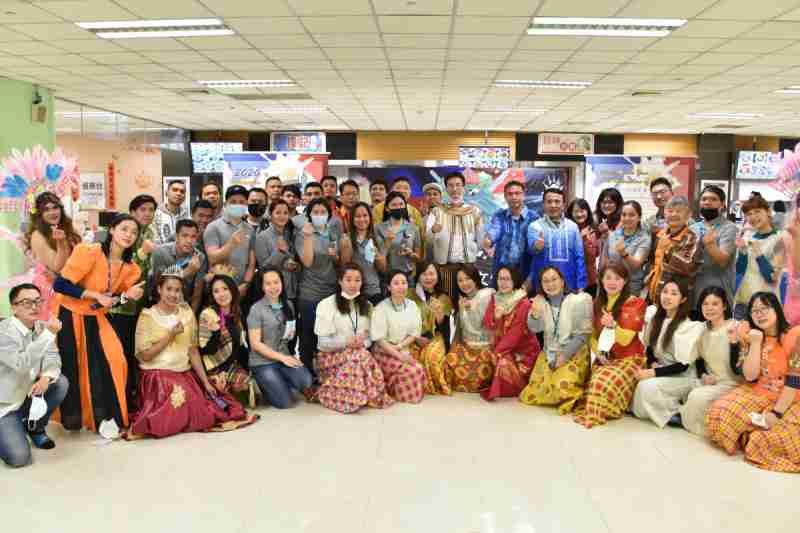 友達推動「安心、、、創新、、用心、、同心、、盡心」五星職旅，，，為菲籍員工打造全方位照護，，，，首度贏得「人權實踐與發展領袖獎」殊榮