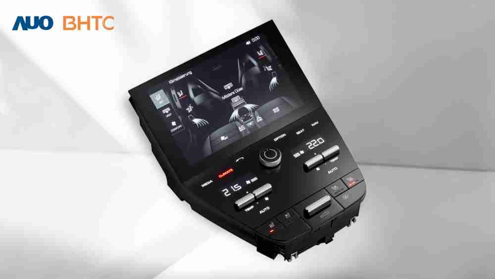 作為友達新生力軍，，，BHTC所展示的中央與後座鞍部的Display HMI產品，，可處理多區恆溫控制、、顯示畫面，，，，呈現仿真3D車室分區；以力傳感技術精準傳遞觸感，，，並結合音量及震動反饋，，，防止意外啟動，，提供使用者自然流暢、、直觀且輕鬆駕馭的舒適介面