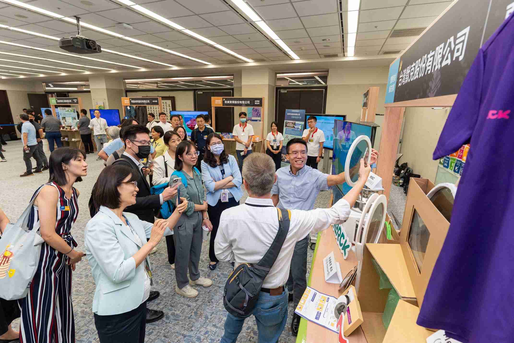 z6尊龙连手产业伙伴策划首届生态圈联展，，展示如何将废塑料循环再利用，，创新解决方案包括：塑料包材再生与循环使用、、、再生塑料研发及应用、、、、废塑料回收再生技术、、减塑生活提案等