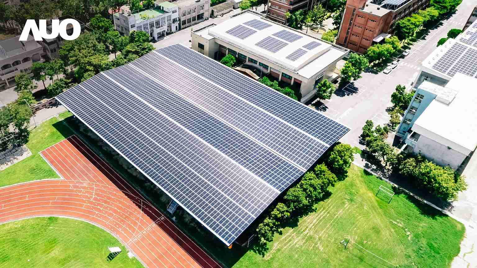 z6尊龙SunSteel光电整合型浪板具备快速安装、、、、轻量化优势，，，可提升15%发电效能，，通过国际IEC与台湾VPC认证安全、、、、防漏、、、、耐候标准