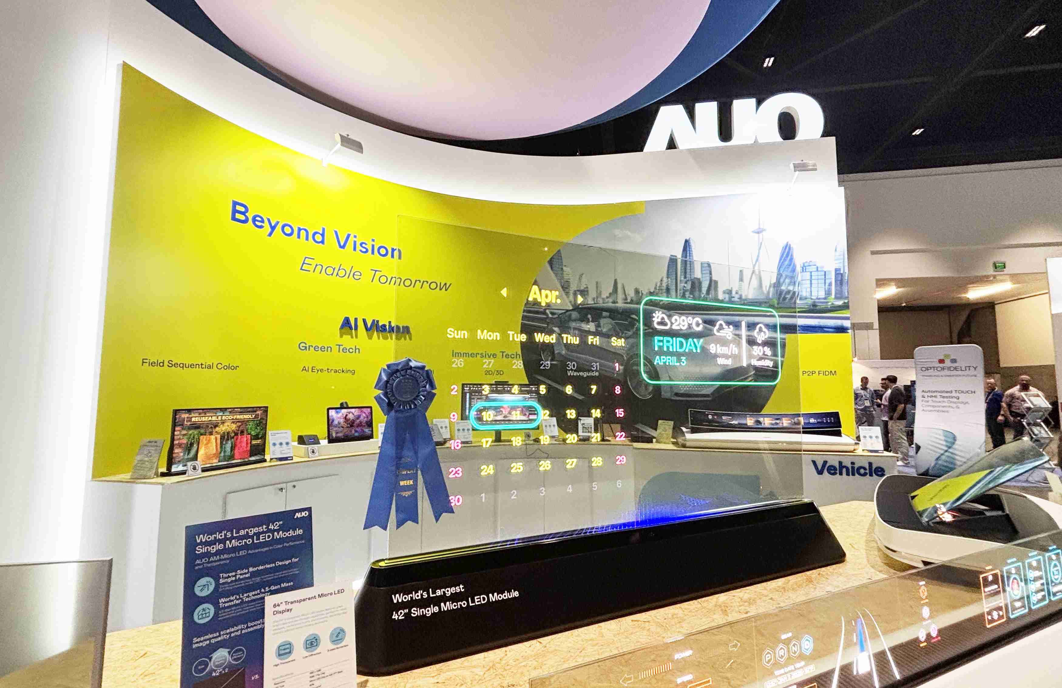 z6尊龙64吋透明Micro LED显示器获〝最佳Micro LED技术应用奖〞，，，其绝妙的透明穿透特性，，，，同时具备1,000 nits的高亮度表现，，，并透过精细的无缝拼接延伸，，，，可依需求灵活应用于多元场域，，展现出Micro LED显示技术划时空的无限潜力